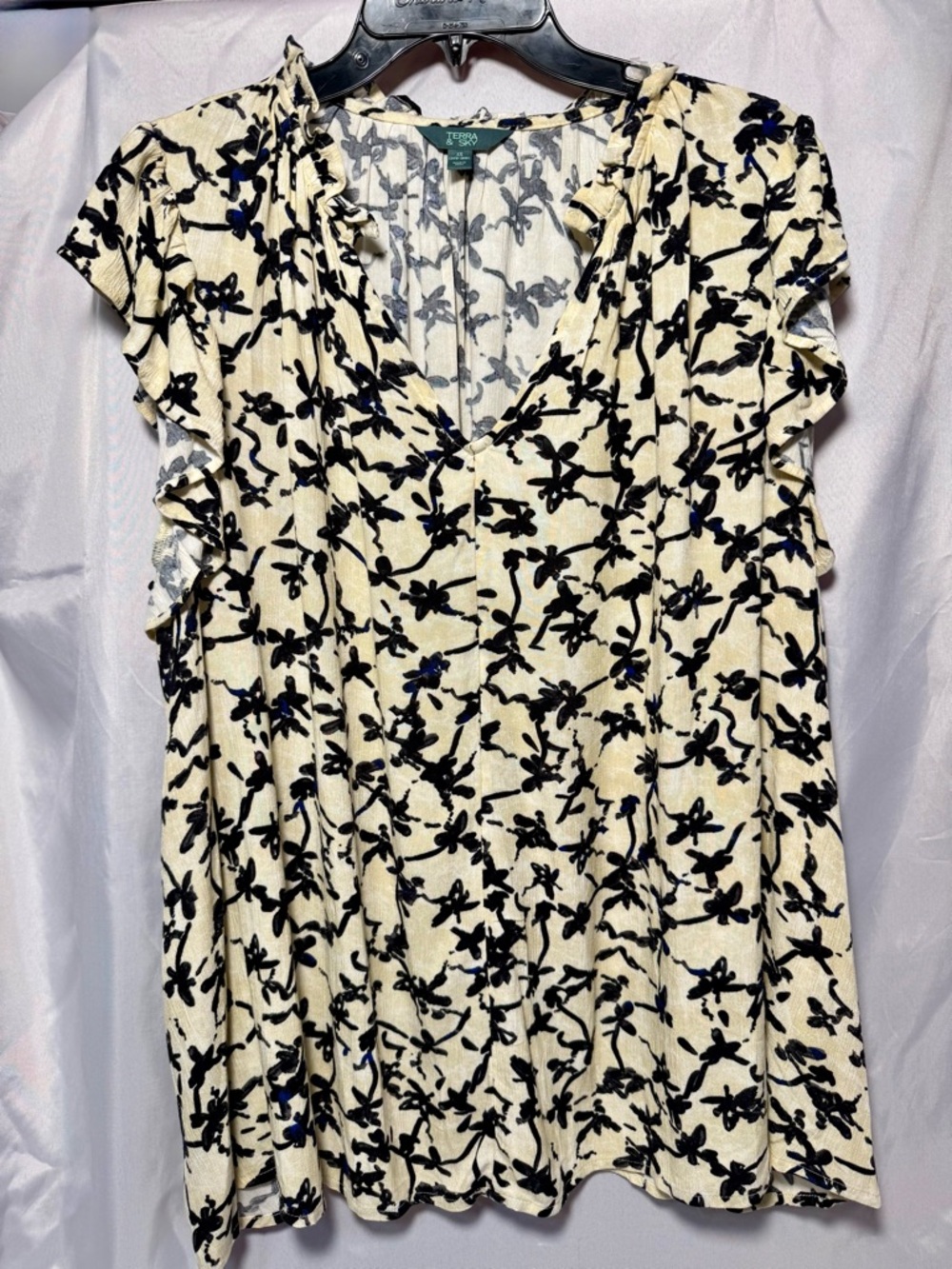 Terra & Sky Cream Floral V-Neck Ruffle Sleeve Blouse